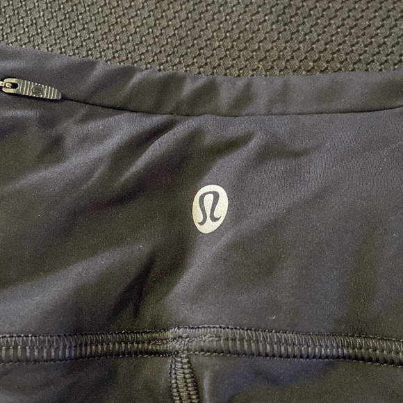 LuLuLemon Black Work out leggings. Size 2 Preowned. - Picture 3 of 4